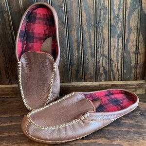 MENS L L BEAN BROWN LEATHER, FLEECE LINED SLIP ON SLIPPERS